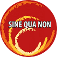 Logo circulaire solaire rouge-orange avec motif de feu tourbillonnant et le texte blanc SINE QUA NON.